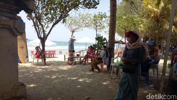 Kisah Suka Duka Tukang  Tato  Keliling di Pantai Kuta Bali 