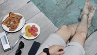  Ia juga gemar makan pizza. Makanan tinggi karbo itu ia sandingkan dengan beberapa buah potong segar. Foto: Instagram omardaniel_