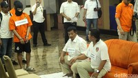 Prarekonstruksi dimulai dari tersangka Haris masuk ke rumah Daperum Nainggolan. Pintu rumah dibukakan oleh anak Daperum, Sarah.