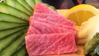 Nyam! Enak banget ya. Meskipun Christian adalah orang Filipina, tapi ternyata ia juga menyukai sashimi tuna lho. Foto: Instagram @xtianbautista