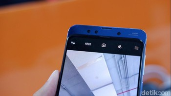 Begitu layar dislide ke bawah, kita menemukan dua kamera depan. Foto: Adi Fida Rahman/detikINET