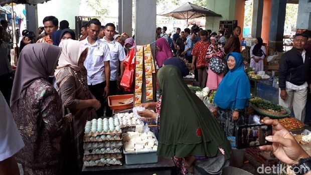 Iriana saat membeli telur asin. 