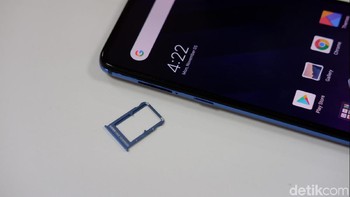 Ponsel ini mendukung dual nano SIM Card Foto: Adi Fida Rahman/detikINET