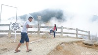Wisatawan dilarang untuk menerobos pagar di sekitar kawah dengan alasan keamanan. Ada papan peringatannya lho! (Uje Hartono/detikTravel)