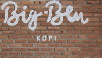 Mampir ke kafe milik Ruben Onsu, Zikri terlihat asyik bersantai sambil menikmati kopi hangat dan es kopi susu yang unik. Foto: Instagram @zikridaulay1