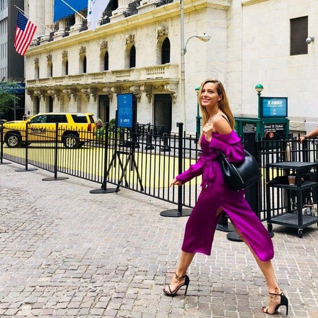 Karena aksi dermawannya, Petra Nemcova dianugrahi Survivor Award di tahun 2005 oleh majalah Glamour. Di 2012, ia pun ditunjuk oleh Presiden Haiti untuk menjadi Ambassador-at-Large for Haiti karena jasanya dalam Happy Hearts Fund. Foto: Instagram @pnemcova