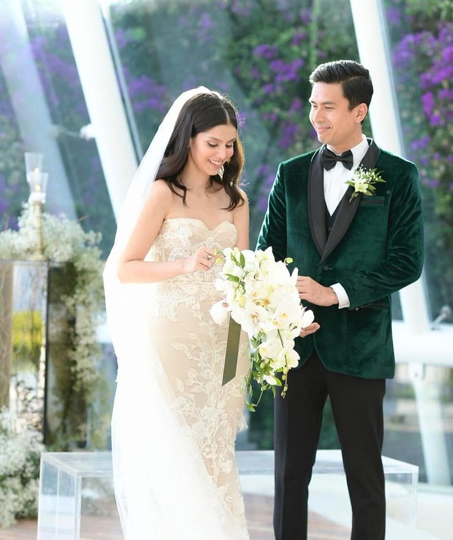 Buket bunga dengan dominasi anggrek bulan putih juga daun ruscus Italia yang bertema tropis menjadi pilihan yang fresh untuk pernikahan berkonsep outdoor. Foto: Instagram/Christian Bautista. Foto: Patdy