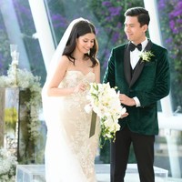 Buket bunga dengan dominasi anggrek bulan putih juga daun ruscus Italia yang bertema tropis menjadi pilihan yang fresh untuk pernikahan berkonsep outdoor. Foto: Instagram/Christian Bautista. Foto: Patdy