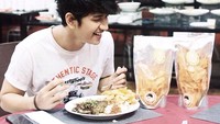 Makan nasi dengan aneka lauk, memang paling enak ditemani keripik yang gurih renyah. Foto: Instagram @zikridaulay1