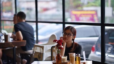 Pesona Cantik Kartika, Adik Sandra Dewi yang Hobi Makan Kue