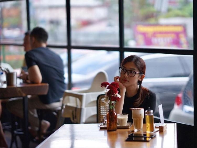 Pesona Cantik Kartika, Adik Sandra Dewi yang Hobi Makan Kue
