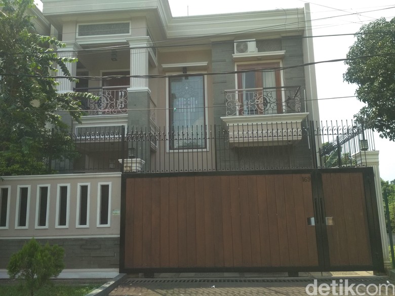 Megahnya Rumah Angel Lelga  yang Digerebek di Jagakarsa