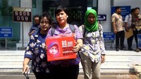 Mereka datang untuk menyerahkan petisi permohonan pemberian amnesti kepada mantan guru honorer SMAN 7 Mataram Baiq Nuril Maknun yang didakwa melanggar UU ITE. Mereka memohon amnesti kepada Presiden Joko Widodo (Jokowi).