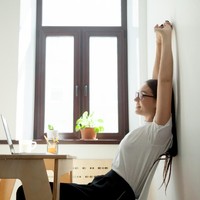 StretchingSalah satu alasan tubuh jadi kaku dan menggemuk saat sibuk bekerja adalah jarangnya para pekerja bergerak. Karena itu, sesibuk apapun coba usahakan untuk tetap aktif bergerak. Ketika makan siang, paling tidak lakukan peregangan agar badan tidak tegang. Kebiasaan ini juga bisa mengembalikan energi dan fokus. Foto: iStock