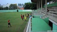 Dahulu, stadion ini merupakan lapangan terbuka. Namun, kini stadion ini seakan tersembunyi di balik deretan ruko dan kawasan pemukiman padat (Randy/detikTravel)