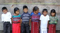 Kalau yang ini contoh stunting pada anak 9 tahun di Guatemala. Stunting selain menyebabkan tubuh yang pendek juga bisa menghambat kemampuan otak anak. (Foto: Monique Aparicio/Food for The Hungry)