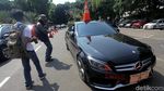 Parkir Sembarangan, Ban Mobil Mewah Ini Dikempesin