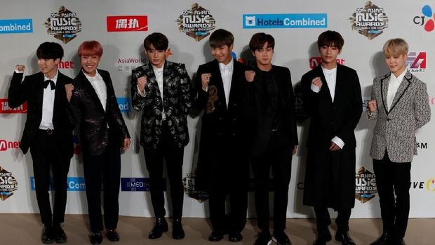 Members of South Korean K-pop band BTS, also known as Bangtan Boys, pose on the red carpet during Mnet Asian Music Awards (MAMA) in Hong Kong, China December 2, 2016. REUTERS/Bobby Yip