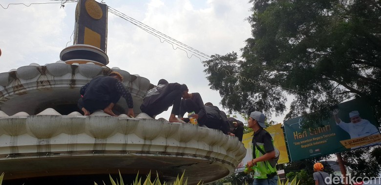 Kena Sanksi, Anggota Geng Motor Bersihkan Tugu Adipura Sukabumi Kena Sanksi, Anggota Geng Motor Bersihkan Tugu Adipura Sukabumi