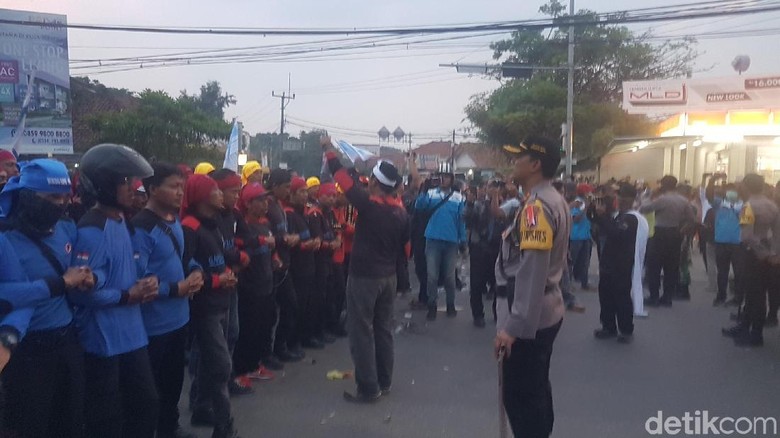 Demo Buruh, Arteri Serang-Jakarta Macet Total hingga Sore Hari Demo Buruh, Arteri Serang-Jakarta Macet Total hingga Sore Hari