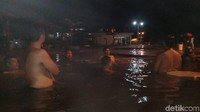Traveler pun bisa berendam di kolam ini bersama dengan teman-teman. Harga tiket masuk Pemandian DQiano, Rp 25 ribu untuk siang hari yakni mulai pukul 07.00 WIB hingga 18.00 WIB. (Uje Hartono/detikTravel)
