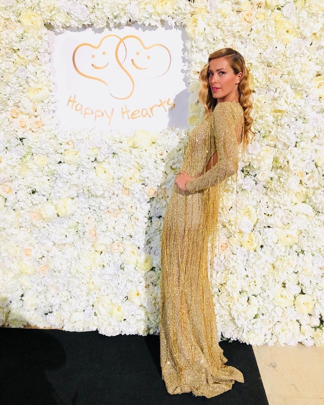 Melalui Happy Hearts Fund, Petra telah membangun 208 sekolah dan ratusan rumah di 18 negara. Hingga kini, ia sudah meluncurkan 97 program amal untuk Nepal, Peru, Meksiko, Jepang, Indonesia, dan Amerika Serikat. Foto: Instagram/@pnemcova