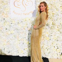 Melalui Happy Hearts Fund, Petra telah membangun 208 sekolah dan ratusan rumah di 18 negara. Hingga kini, ia sudah meluncurkan 97 program amal untuk Nepal, Peru, Meksiko, Jepang, Indonesia, dan Amerika Serikat. Foto: Instagram/@pnemcova