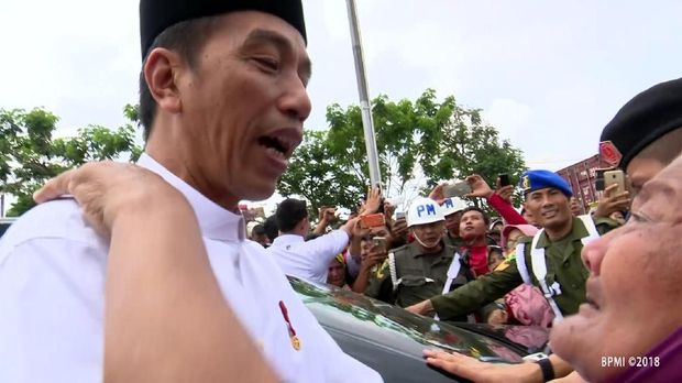 Presiden Jokowi dipeluk seorang nenek di Lamongan, Jatim, Senin (19/11/2018)