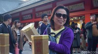 Kamu harus mengocok sumpit yang ada di dalam boks, lalu keluarkan sebatang sumpit yang tertuliskan angka (Aisyah Kamalia/detikTravel)