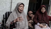 Sejumlah keluarga dekat almarhum Abdullah Fithri Setiawan alias Dufi berada di rumah duka, Jakarta. Senin (19/11/2018).