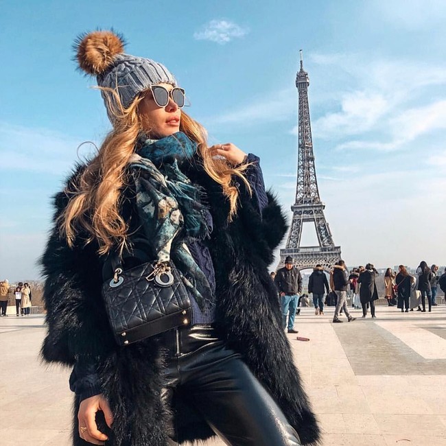 Jade pun menjadi sasaran kekesalan Deidre yang diluapkan di Instagram. Ia merasa kesal dengan Jade yang sudah menampilkan kemewahan sebelum perkebunan dijual dan warisan dibagi. Karena hal itu, Oliver menulis sebuh surat yang mengungkap ia terkejut akan ulah saudarinya dan tidak akan mendapat apa-apa dari warisan. Foto: Instagram @jadehollandcopper