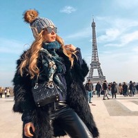 Jade pun menjadi sasaran kekesalan Deidre yang diluapkan di Instagram. Ia merasa kesal dengan Jade yang sudah menampilkan kemewahan sebelum perkebunan dijual dan warisan dibagi. Karena hal itu, Oliver menulis sebuh surat yang mengungkap ia terkejut akan ulah saudarinya dan tidak akan mendapat apa-apa dari warisan. Foto: Instagram @jadehollandcopper