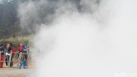 Biasanya, wisatawan sengaja memasak telor rebus dengan cara memasukkan ke dalam keranjang. Wisatawan cukup menunggu sekitar 8-10 menit hingga telor matang. (Uje Hartono/detikTravel)