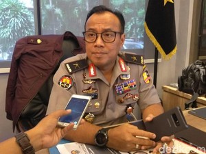 Polri Sisir Wilayah Sumur, Cari Korban Tsunami dan Kirim Makanan