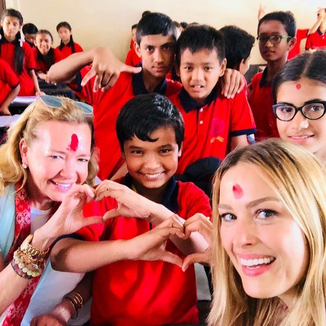 Wanita yang pernah menjadi model Victorias Secret ini pun ingin bertemu dengan bayi bernama Tsunami yang lahir ketika peristiwa tersebut. Sosok-sosok itu tak hanya membuatnya bertahan hidup tapi juga mengubah hidup Petra. Foto: Instagram @pnemcova