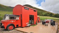 Inilah Red Rescue Retreat, hotel unik di dekat Keswick, sekitar 2 jam perjalanan dari Manchester, Inggris. Hotel ini unik karena terbuat dari mobil pemadaman jadul. (holidaycottages.co.uk)