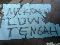Poster yang dibawa ketiga mahasiswa.