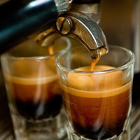 Seperti dikutip dari Little Things, penggemar espresso umumnya punya potensi sebagai pemimpin. Dia suka bekerja keras tapi tetap tahu bagaimana menikmati hidup. Sifatnya yang pekerja keras tak hanya berlaku di dunia kerja tapi juga saat bersosialisasi. Kamu juga orang yang bicara apa adanya dan tegas. Foto: iStock