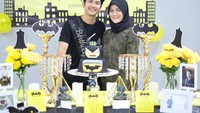  Ditemani sang kekasih, Zikri gelar pesta ulang tahun bertema Batman yang meriah. Bahkan hingga kue ulang tahunnya juga bentuk karakter Batman lho. Foto: Instagram @zikridaulay1