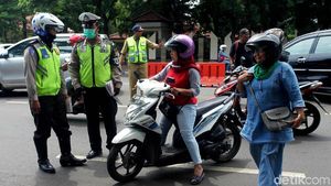 Petugas Gabungan Gelar Razia Pengesahan STNK di Kalibata