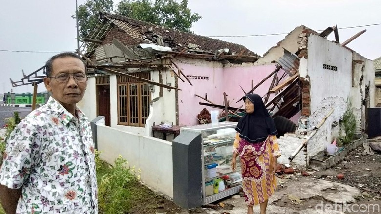 Angin Kencang Terjang 5 Desa di Sidoarjo, 80 Rumah Rusak Angin Kencang Terjang 5 Desa di Sidoarjo, 80 Rumah Rusak