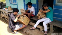 Seorang pemuda di Ciamis bernama Yoyo Dahyo (27) memanfaatkan limbah bambu untuk membuat miniatur rumah minimalis atau miniatur masjid.
