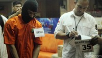 Korban Maya awalnya mempersilakan Haris menginap atau tidak di rumah tersebut. Namun Maya mengingatkan rumahnya itu milik kakak Daperum, Douglas. Daperum ikut menanggapi pernyataan istrinya. Menurut Daperum, Douglas kerap tidak suka bila Haris menginap di rumahnya. Daperum juga menyampaikan kata-kata tak enak kepada Haris. Dia menyebut Haris seperti sampah.