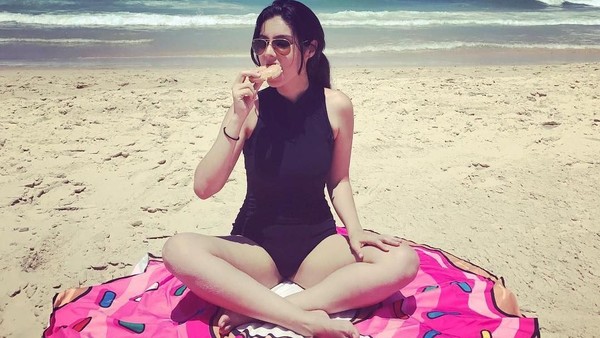 Selain Filipina dan Bali, Kat juga suka dengan pantai-pantai di Australia. Kat cukup bahagia dengan makan donut di Mainbeach Surfer Paradise di Queensland, Australia. (Instagram/@katramnani) Selain Filipina dan Bali, Kat juga suka dengan pantai-pantai di Australia. Kat cukup bahagia dengan makan donut di Mainbeach Surfer Paradise di Queensland, Australia. (Instagram/@katramnani)