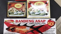 Mengunggah foto oleh-oleh khas Indonesia. Christian pun dapat bandeng asap, bakpia hingga kue mochi. Kira-kira dia suka yang mana ya? Foto: Instagram @xtianbautista
