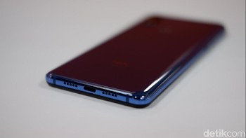 Bagian bawah terdapat port USB Type C dan speaker Foto: Adi Fida Rahman/detikINET