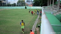 Para pemain yang tengah beristirahat usai main. Stadion ini berdiri tahun 1928 atas prakarsa dari MH Thamrin (Randy/detikTravel)