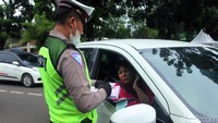 Razia  tersebut menyasar kendaraan roda empat yang masa berlaku pajak kendaraannya sudah habis.