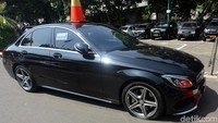 Sebuah mobil mewah yang terparkir sembarangan di kawasan Polda Metro Jaya ditindak pihak kepolisian, Jakarta, Senin (19/11/2018).