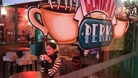 Lebih istimewa, kali ini wanita asal Bangka Belitung ini sedang ngopi di Shanghai. Kok sendirian aja nih Kartika. Foto: Instagram kartikadewi20
